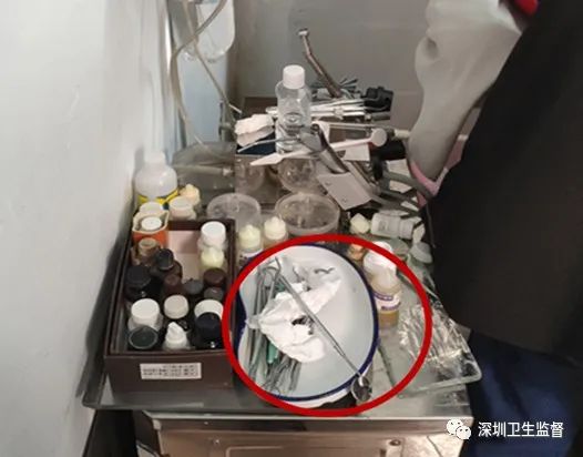 汽车座椅当牙椅？！男子被查时正徒手伸进老乡嘴里给人“搞牙”