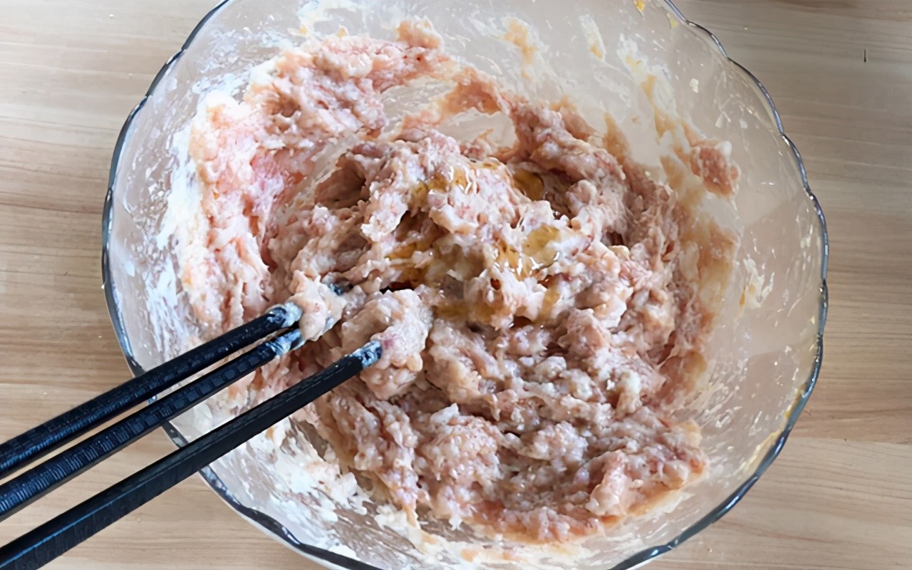 手把手教你做小馄饨,做小馄饨馅儿做法