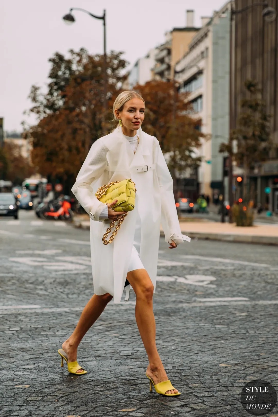 超级显白的色系穿搭快get起来吧,今年流行的亮色系穿搭叫什么