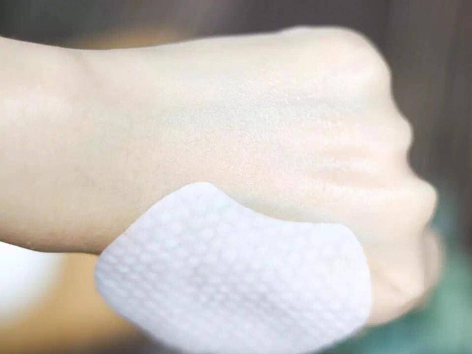 脸上有个光滑不痛不痒的小疙瘩,脸上皮肤粗糙长疙瘩是怎么回事