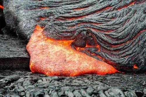 不小心掉进岩浆怎么办?仅有一种方法自救,这名士兵就曾死里逃生