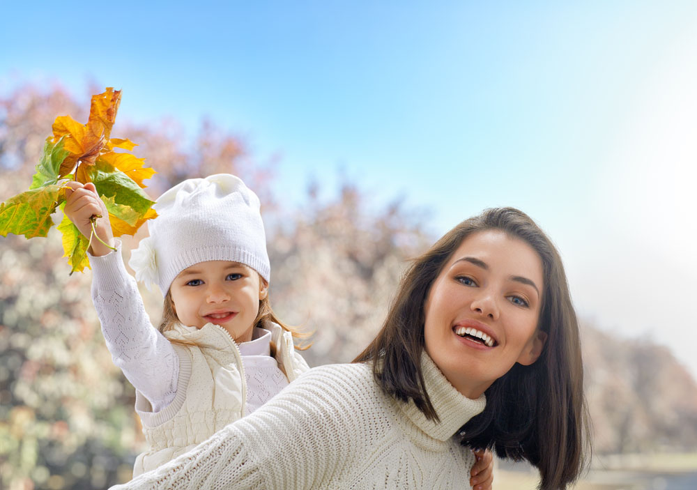 母爱是一缕春风拂过我们的心田,母爱如花盛开