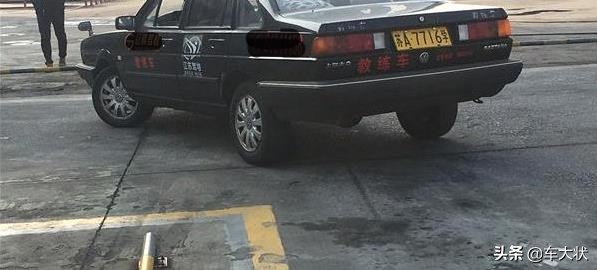 斜车位新手倒库停车技巧,车位倒库最简单又准的方法