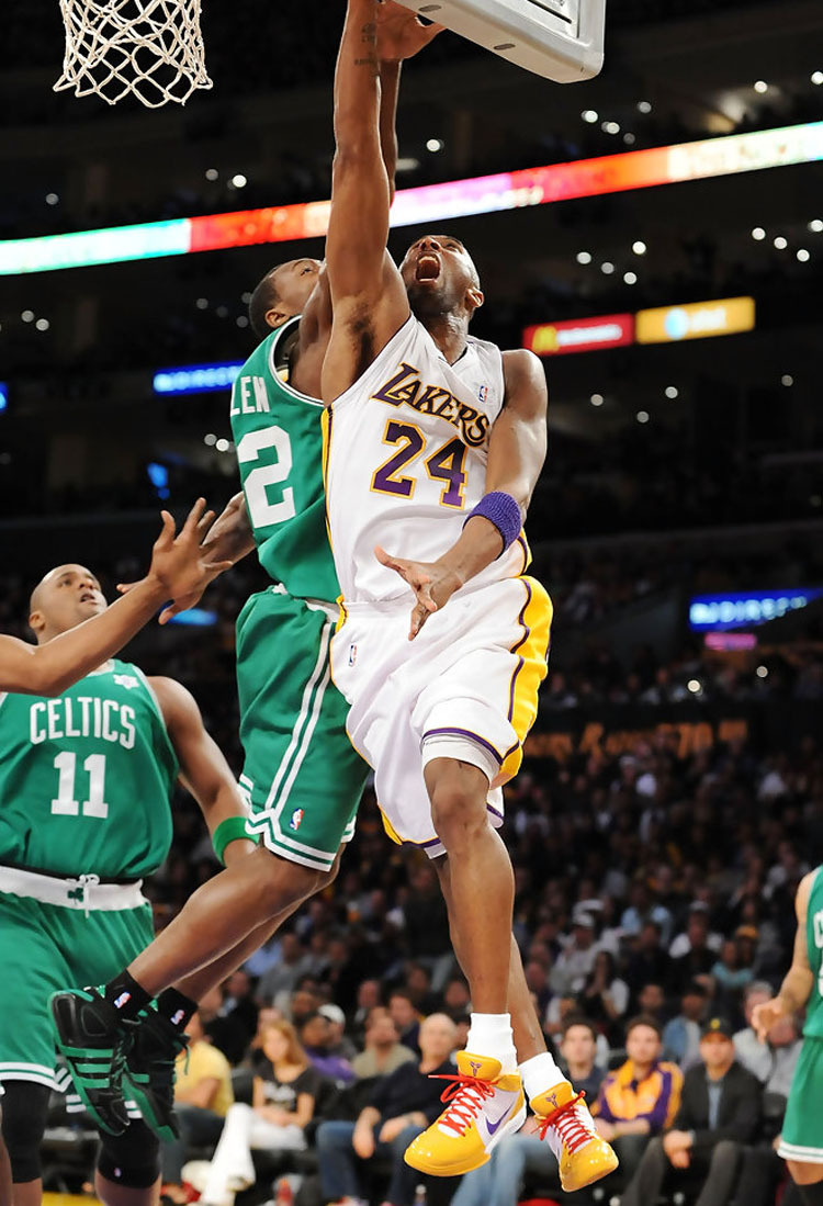 科比zk4季后赛上脚的照片,科比zk4紫金真假对比