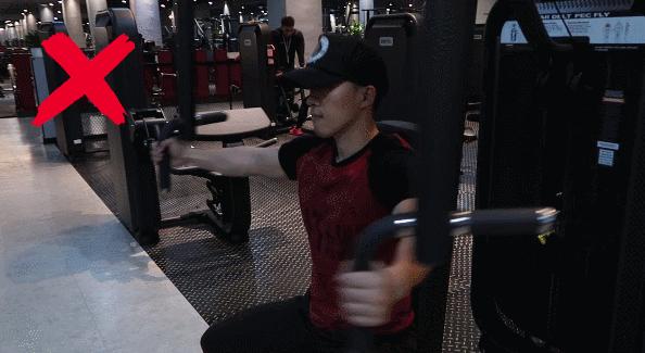 蝴蝶机夹胸常见错误,卧式蝴蝶机夹胸的正确做法