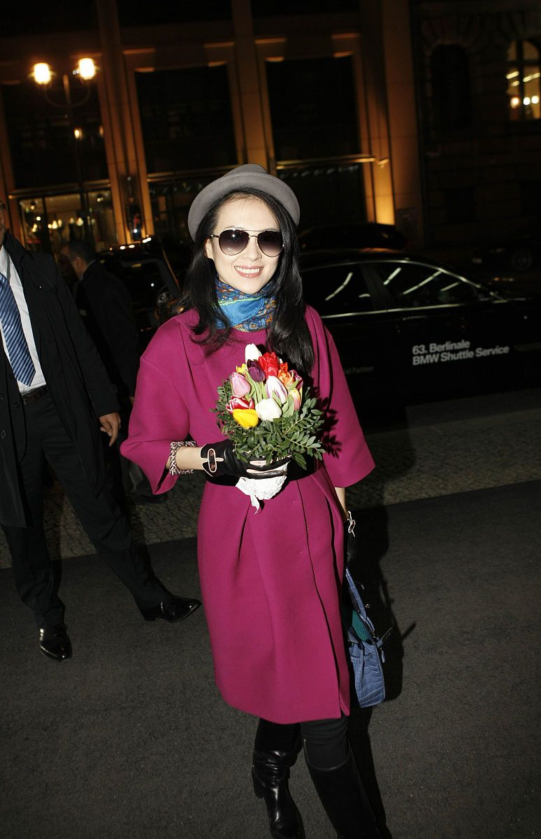 章子怡真是“扮嫩”高手,穿玫红大衣配小礼帽,减龄又不失高级感