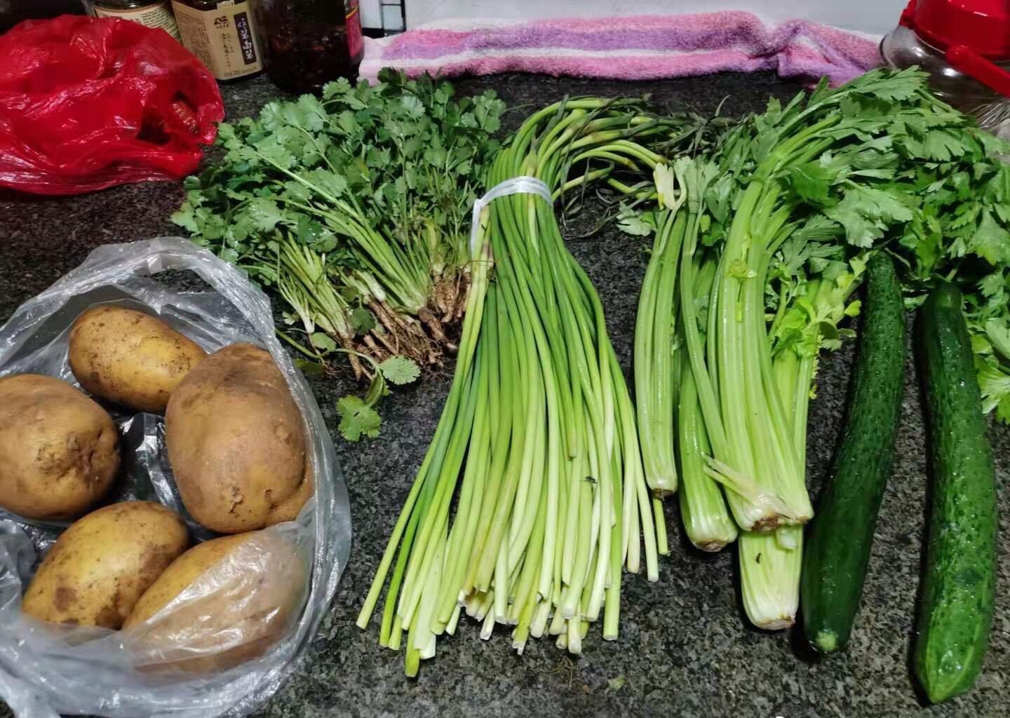 走出“断粮焦虑”的小城通化:小超市断货,网上平台失灵,志愿者彻夜送货,“30个人送1000户”