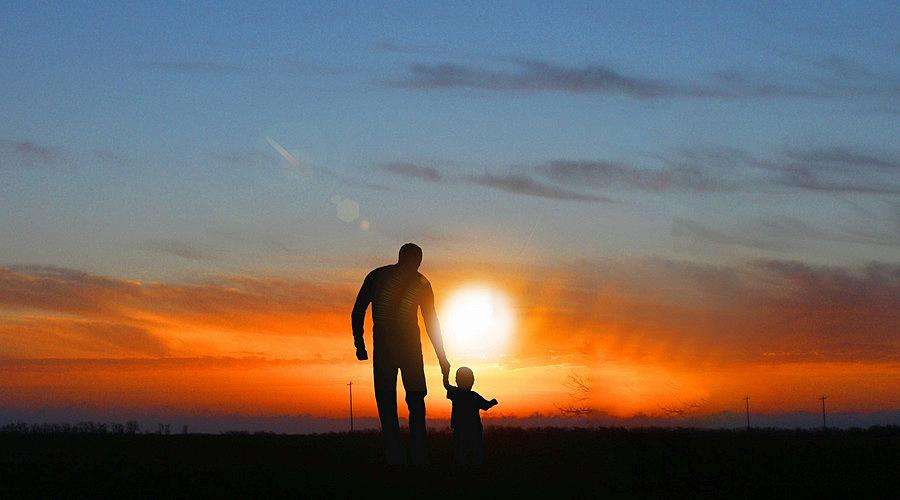 家长适时放手对孩子成长影响,想让孩子变聪明玩什么最好