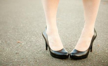 穿人字拖会影响腿型吗,穿人字拖对脚有伤害吗