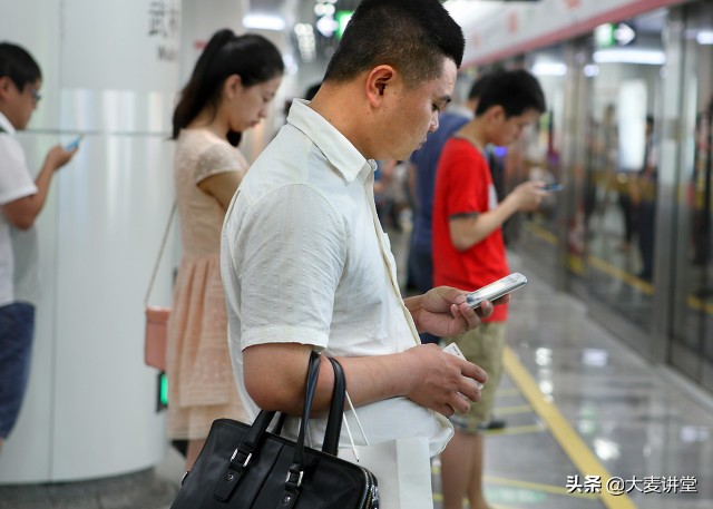 经常沉迷手机会出现什么病,长期沉迷手机对大脑的影响