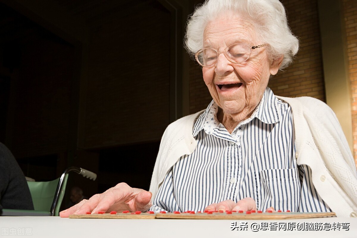 一头青来一头白，胡子还在地里埋。头上顶朵小白花（打一蔬菜）