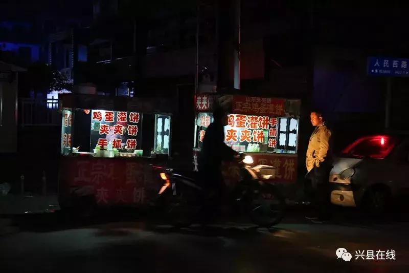 【*今条头日**】兴县街头大中午一点多拍到的一幕，辛酸，想哭！