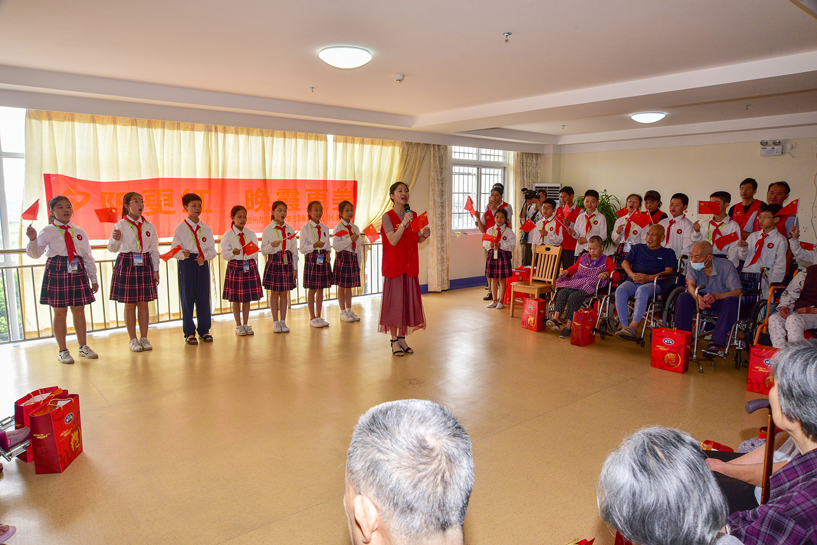 小学敬老孝贤月活动总结,尊老敬老教育活动报道