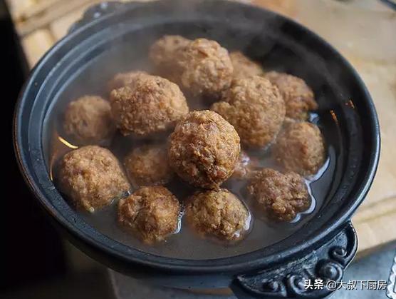 淮扬菜系的特色菜红烧狮子头,红烧狮子头荸荠淮扬菜