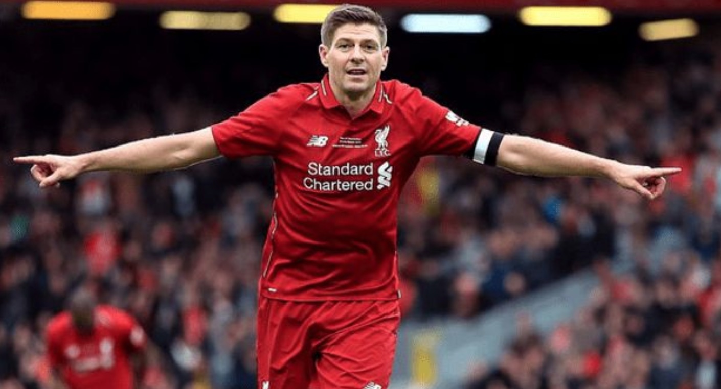 老人看足球比赛哭了,球迷观看国米逆转ac米兰