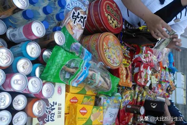 朝鲜消费高吗？游客带万元不够花，当地百姓月挣300为何衣食无忧