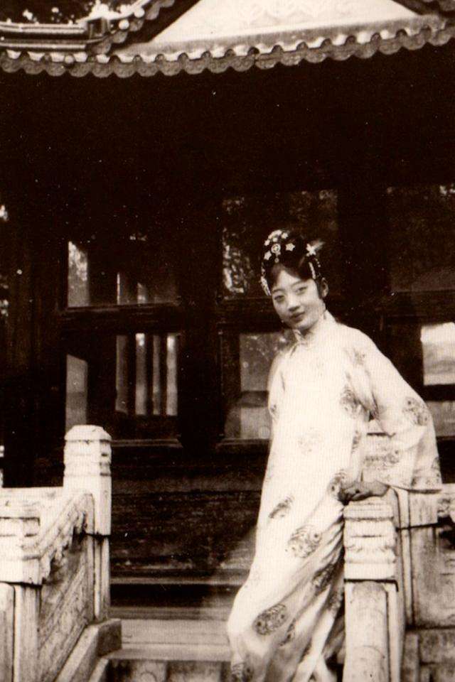 末代皇后婉容晚年有点惨,婉容皇后死后是怎么被羞辱的