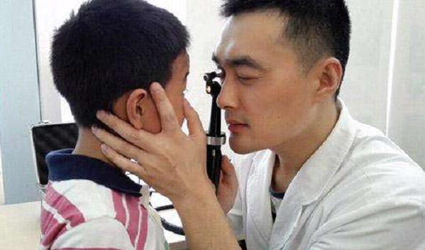 孩子眼睛眼白处有灰黑点,孩子眼睛眼白有黑斑咋回事