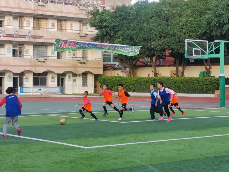 让我们去踢足球吧,我们正在踢足球