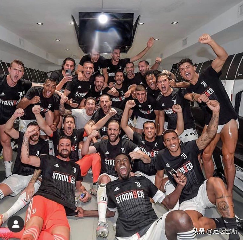 C罗抱小女儿拍全家福，迷你罗晒成小黑人紧抱弟弟乘游艇庆祝夺冠