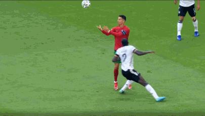 c罗进球时的霸气庆祝动作,c罗进球后的庆祝动作发出嘘声