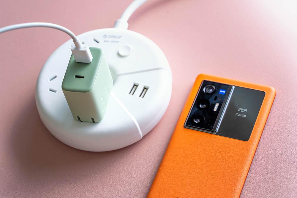 zmi紫米20w大功率无线充电器,紫米30w充电器对比小米30w充电器