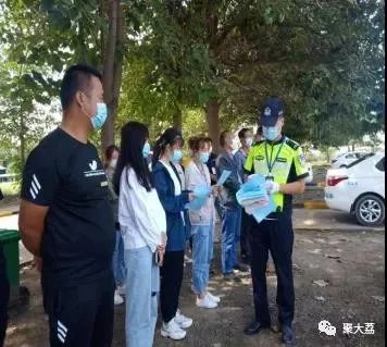 交管站开展一盔一带安全宣传行动,一盔一带交通安全宣传简报