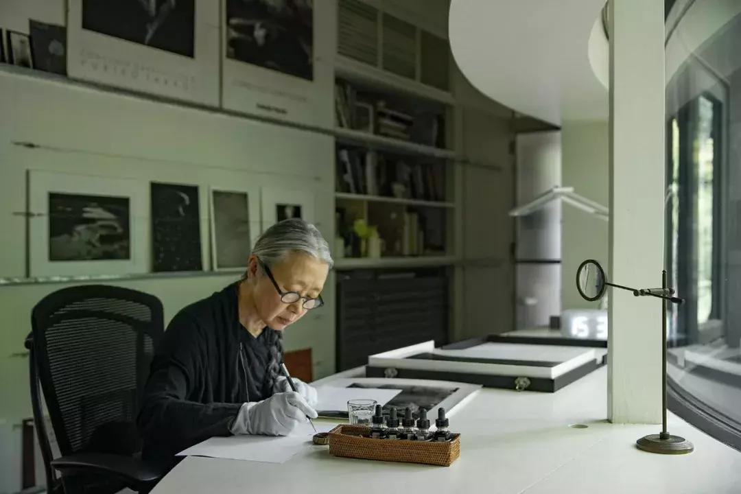 25年前，一个日本人带着天价衣服到中国，给西北人拍了一批硬照