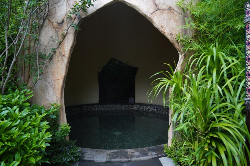 边泡温泉边游泳,边泡温泉边享受