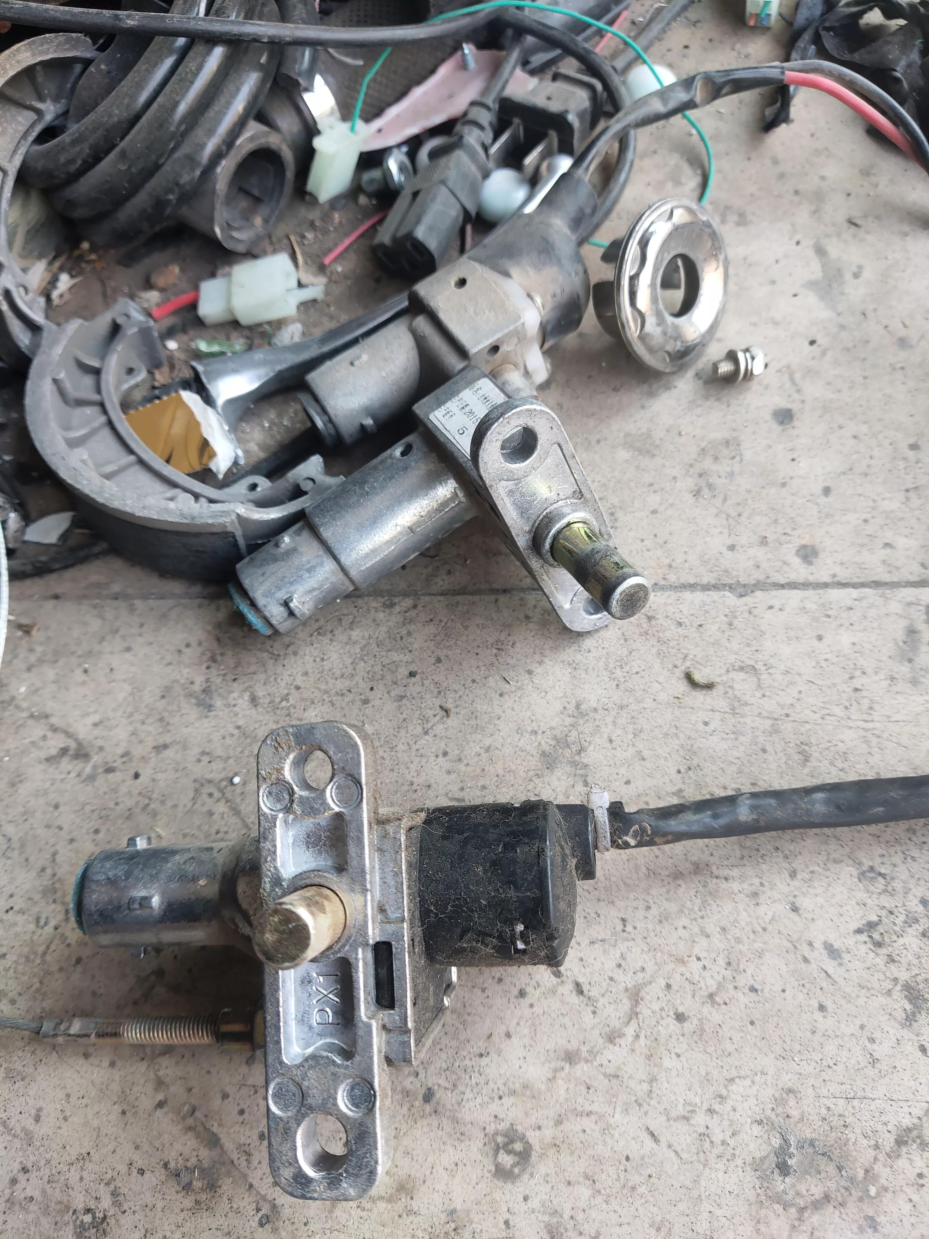 电动车钥匙被锁在座位底下怎么办,电动车钥匙锁车座底下怎么解决