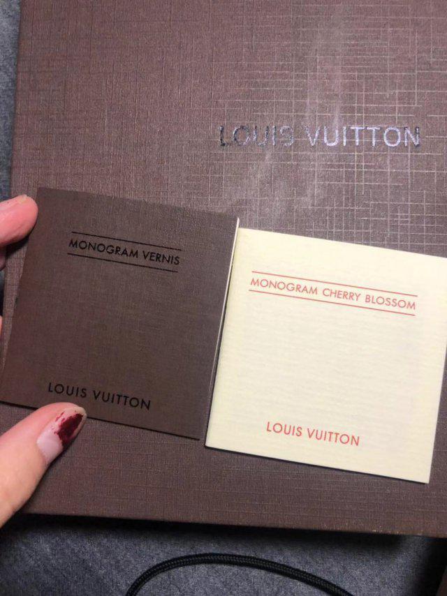 美女托人代购名牌包和朋友撞包,美女托朋友买名牌包