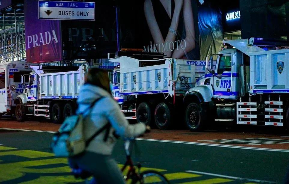 特朗普为三任美女老婆买大钻戒，可比竞选总统“认真”多了