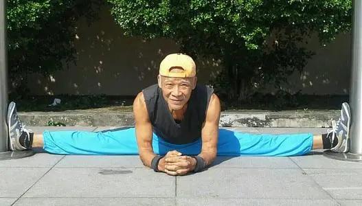 中老年拉筋锻炼最佳方式,老人压腿拉筋的正确方法
