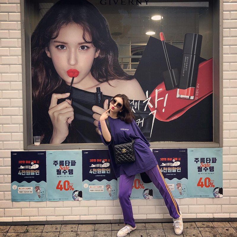 又甜又潮的正妹不多了！这位妹子全身Supreme脚踩AJ1倒钩太正