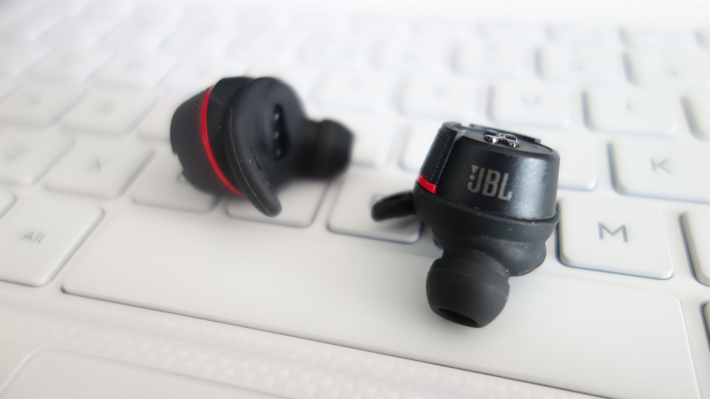 jbl与安德玛联名耳机隐藏功能,jbl安德玛联名耳机和airpods