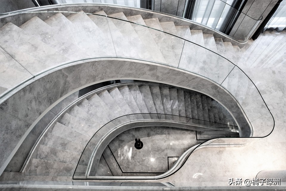 石材背景墙实物更有质感,客厅装修首选的石材背景墙