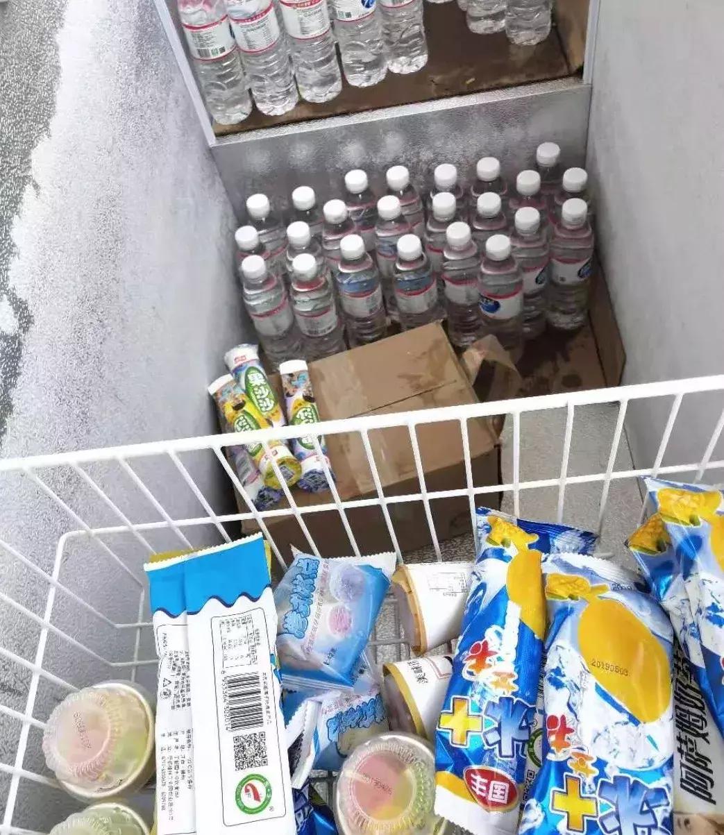 高温天气下街头出现爱心冰箱,杭州街头爱心冰柜引热议