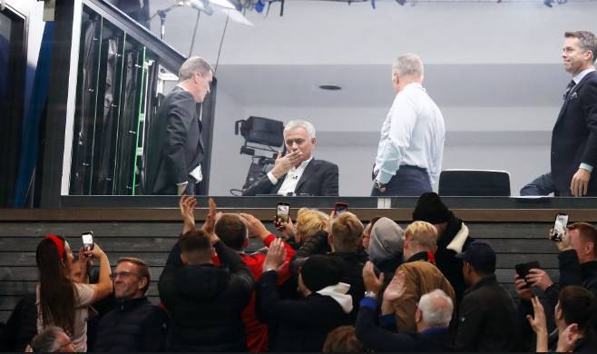 曼联球迷看台穆帅,曼联球迷喊穆里尼奥