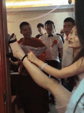 搞笑gif段子：这伴娘真胆肥呀，居然还敢这样堵门