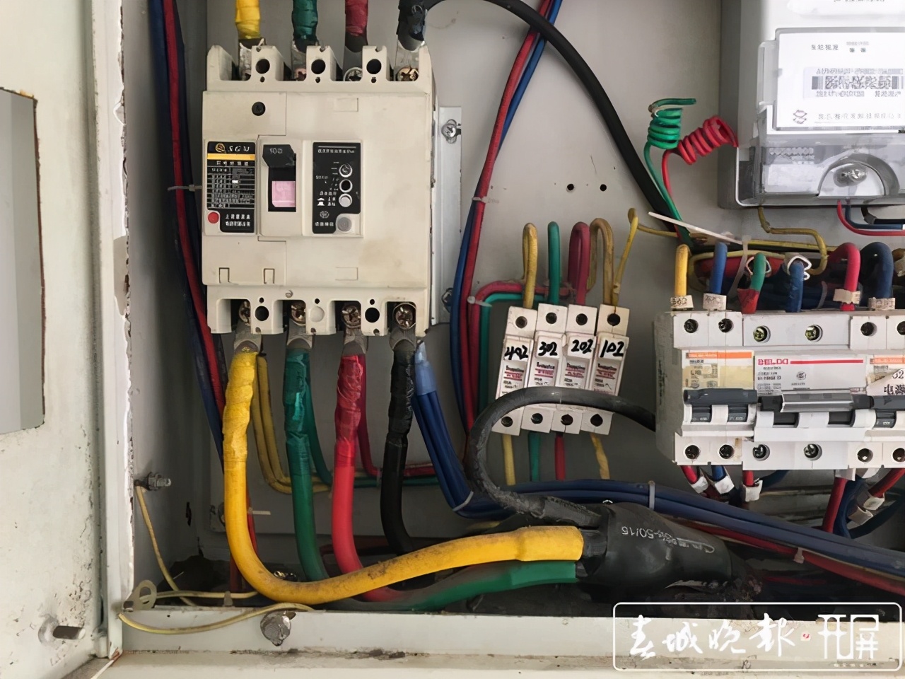 楼道有电器烧焦的味道怎么办,小区电路老化楼道有烧焦味