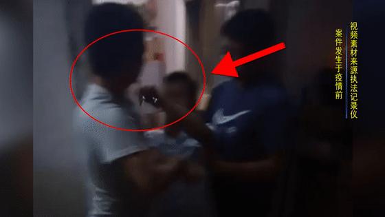 碰瓷不成反被暴打,男子碰瓷不成竟持刀威胁司机