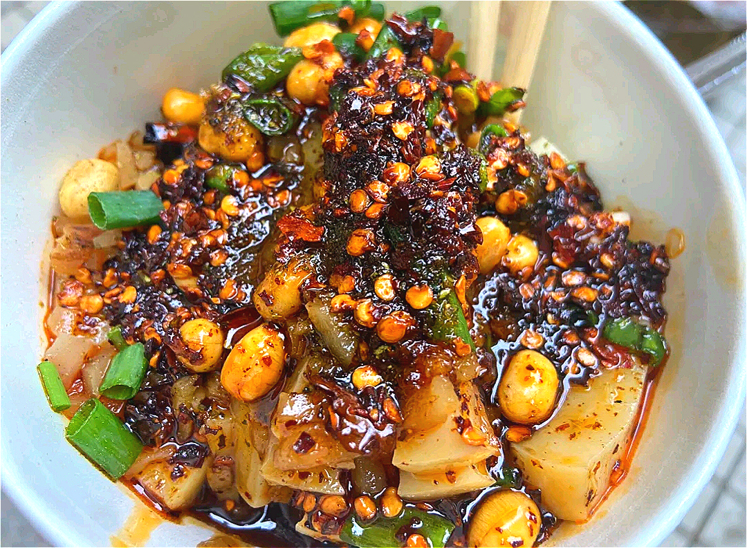 重庆特色路边小吃凉粉,重庆扁担哥挑酸辣粉和豆腐脑