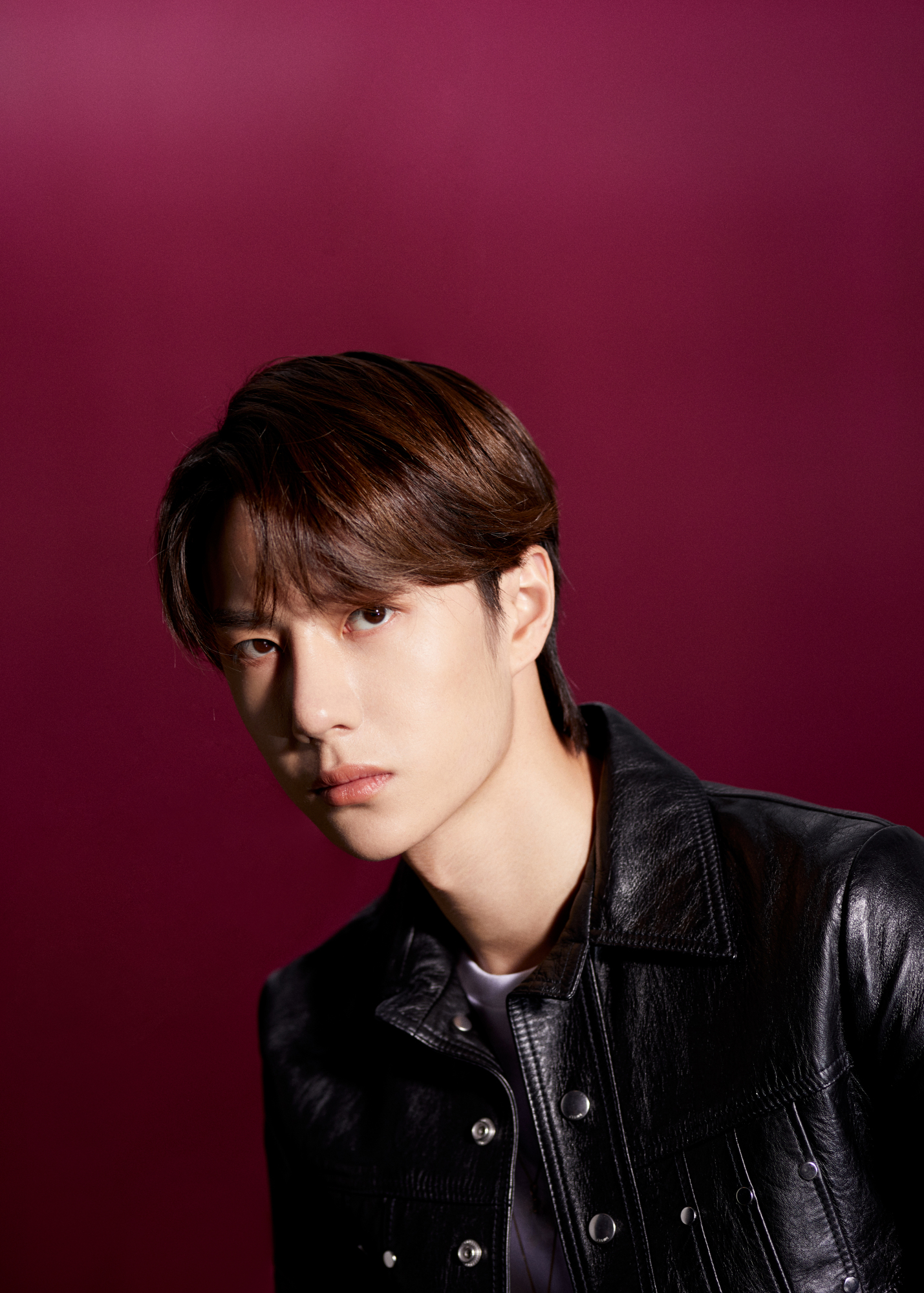 王一博酷盖变脸,王一博最新皮衣造型图片