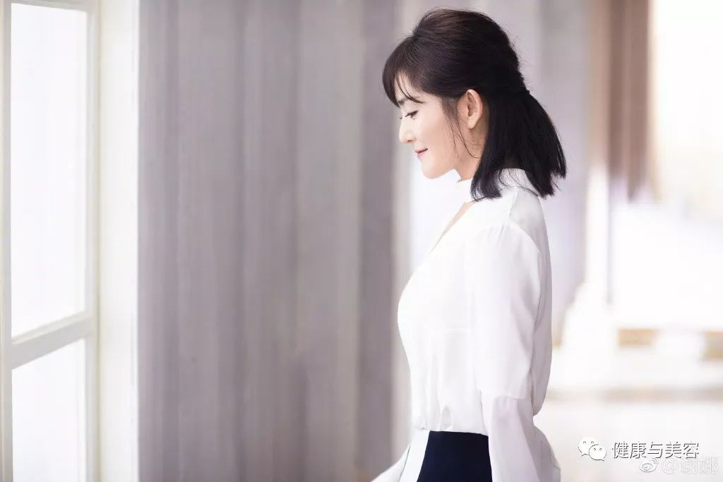 谢娜示范瘦脸操，5秒钟按压操消除法令纹！