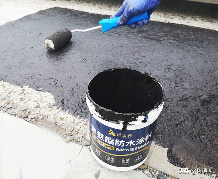 屋顶漏水怎么涂透明的防水材料,瓦片屋顶漏水最简单的修补方法