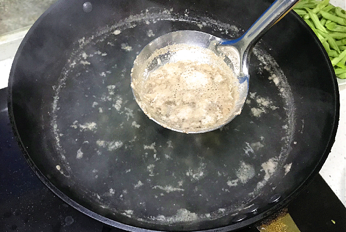 煮肉时白色浮沫是否要撇掉,肉焯水上面漂浮的沫子是什么