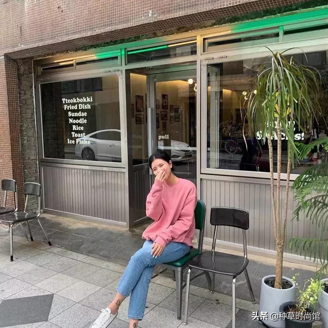 人手一件的卫衣怎么穿才时髦高级,女孩穿什么颜色卫衣洋气