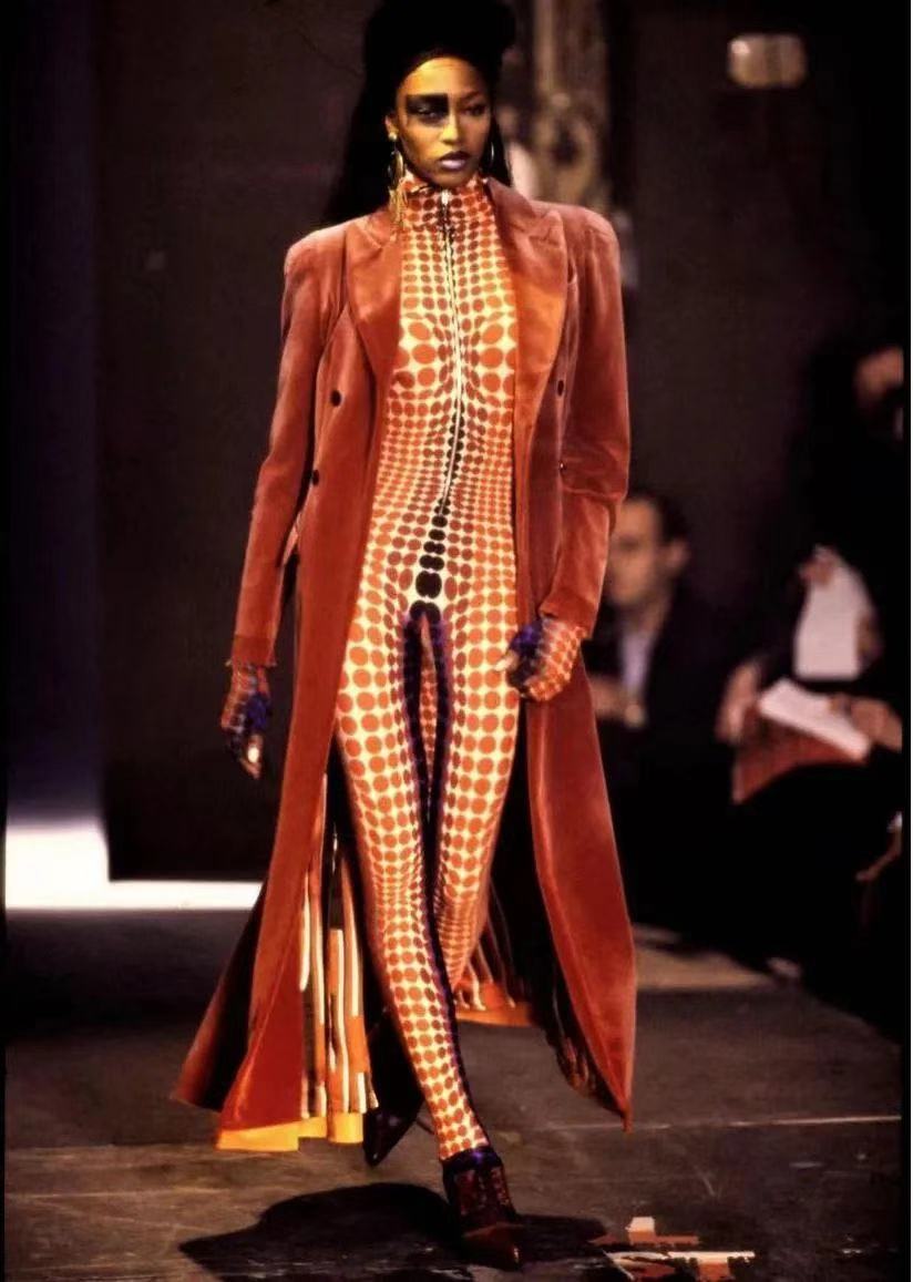 快成主流的“亚逼”，是一个___词？