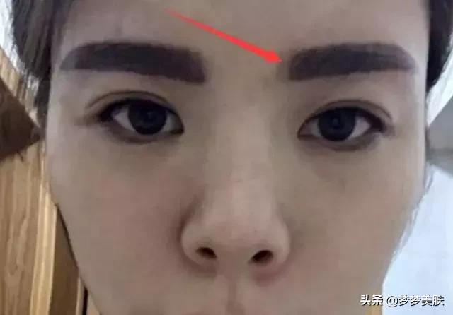 不仅丑还特别显老，男人看了都反感，化妆的女人注意了，别踩雷