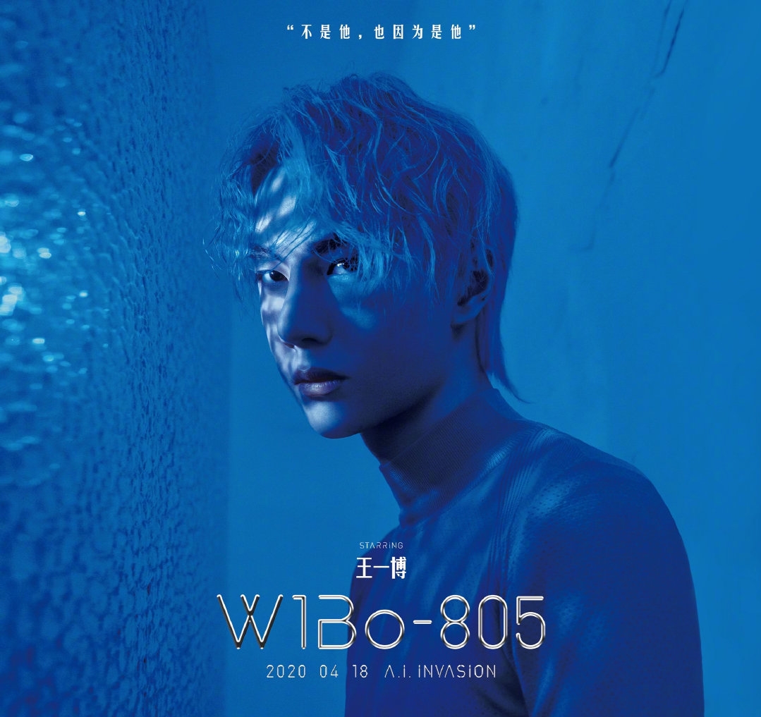 王一博身着黑色金丝长衫亮相,王一博的时尚穿搭酷盖帅气十足